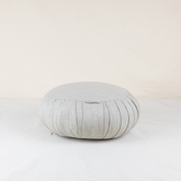 Zafu rond en lin greige, coussin de méditation artisanal garni de kapok, déhoussable et fait main au Maroc – Atelier Cocon